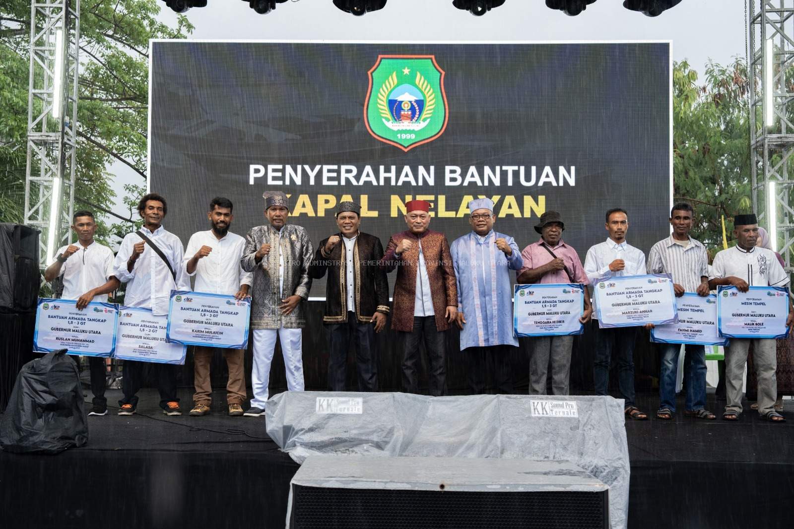 Festival Nyao Fufu Resmi Dibuka, Wagub Sarbin Serahkan Bantuan Armada Tangkap Untuk Nelayan.