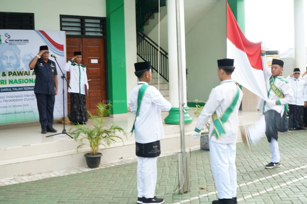 Sekprov Malut Wakili Menteri Agama RI pada Upacara HSN di Ponpes Darul Falah Ternate.