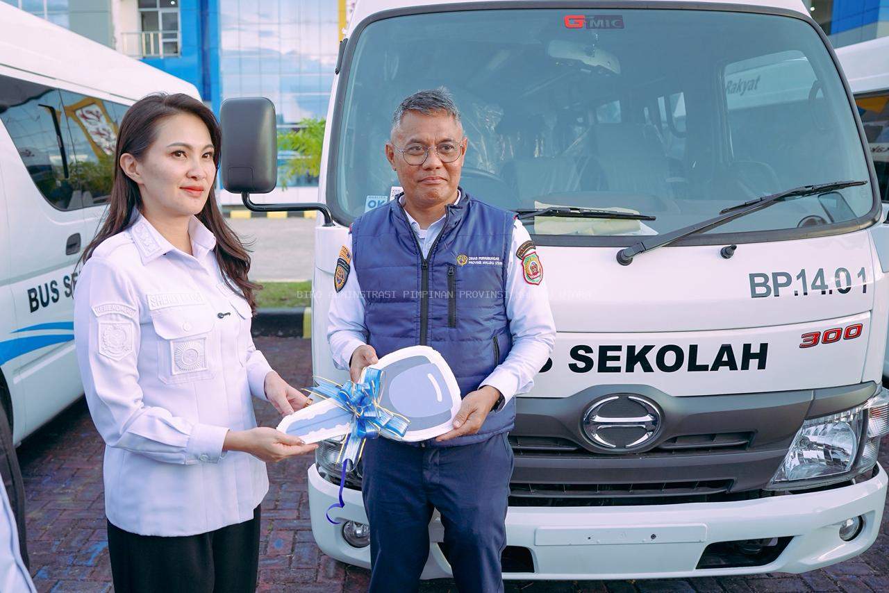 Tingkatkan Optimalisasi Transportasi Pelajar, Gubernur Serahkan 5 Bus Sekolah