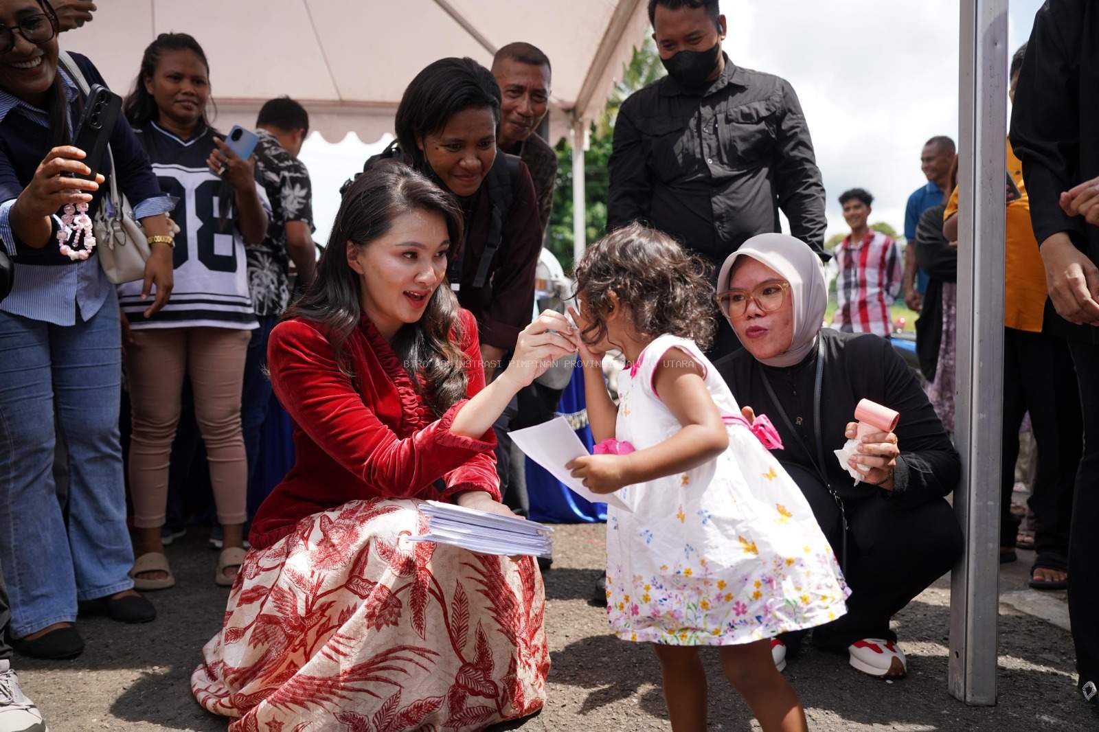 Dari Istana Rakyat : Sherly Tebar Cinta Kasih Natal Untuk Masyarakat Maluku Utara