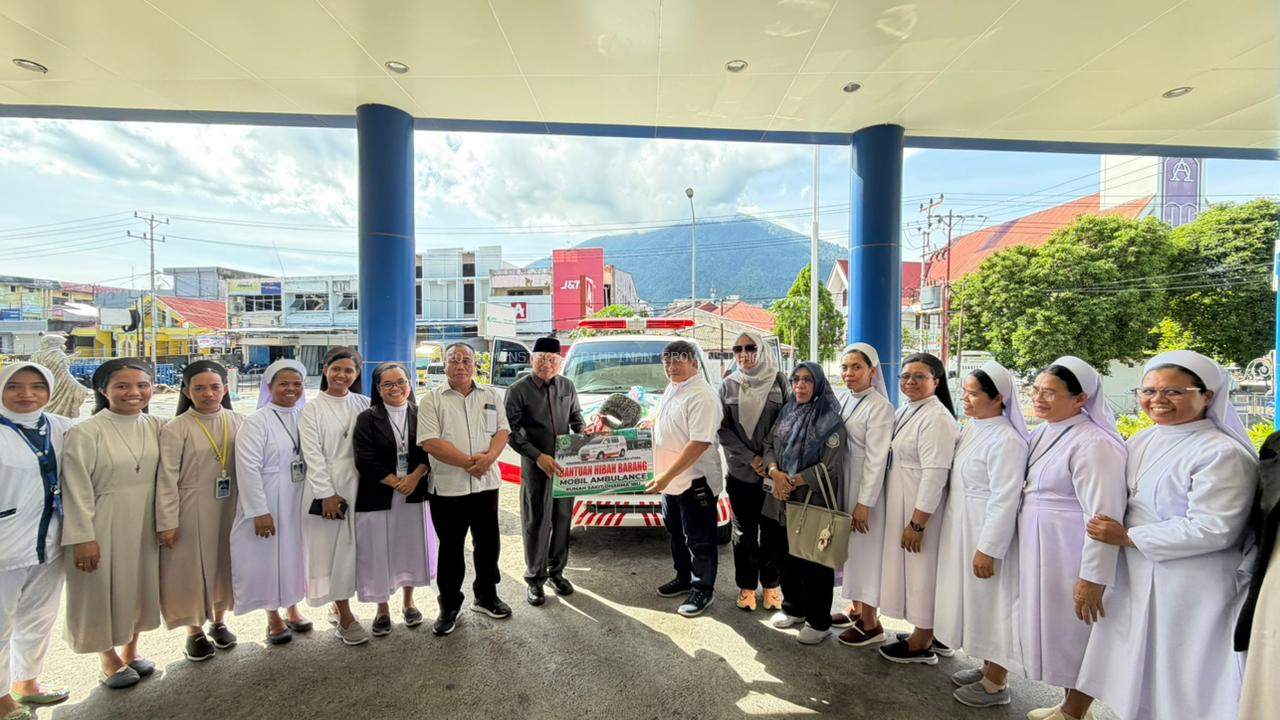 Wagub Sarbin Secara Simbolis Salurkan Bantuan Ambulans dan Perlengkapan Masjid di Ternate