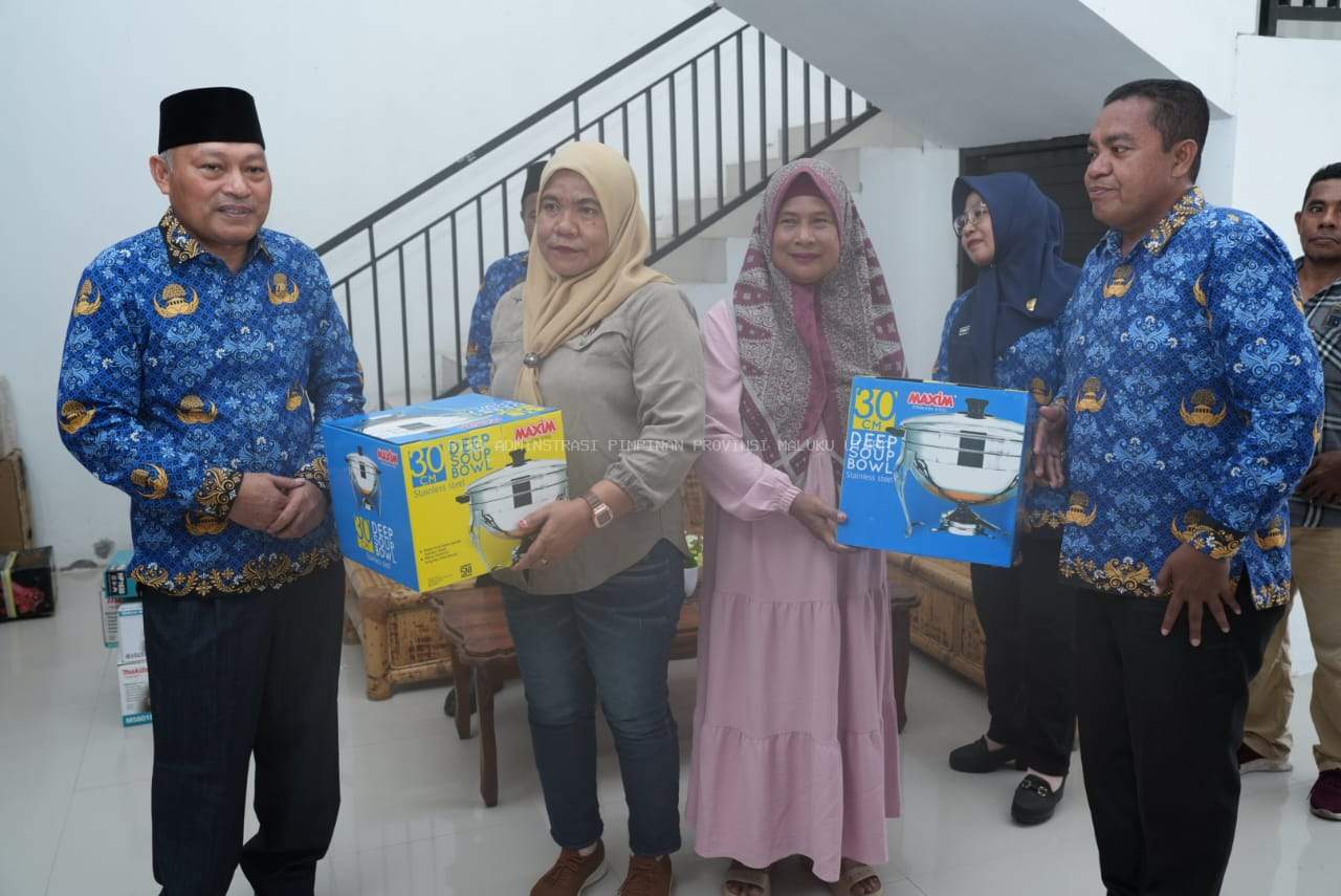 Perkuat Ekonomi Masyarakat, Wagub Malut Salurkan Bantuan Alat Usaha Bagi 17 UKM