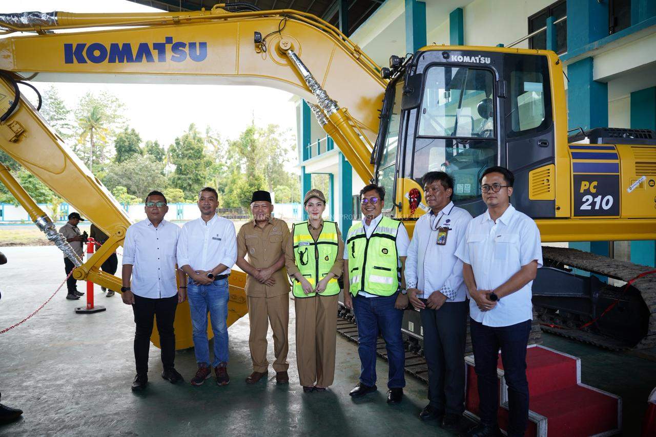 Serahkan Bantuan Ekskavator: Bakti Sherly Untuk SDM Malut