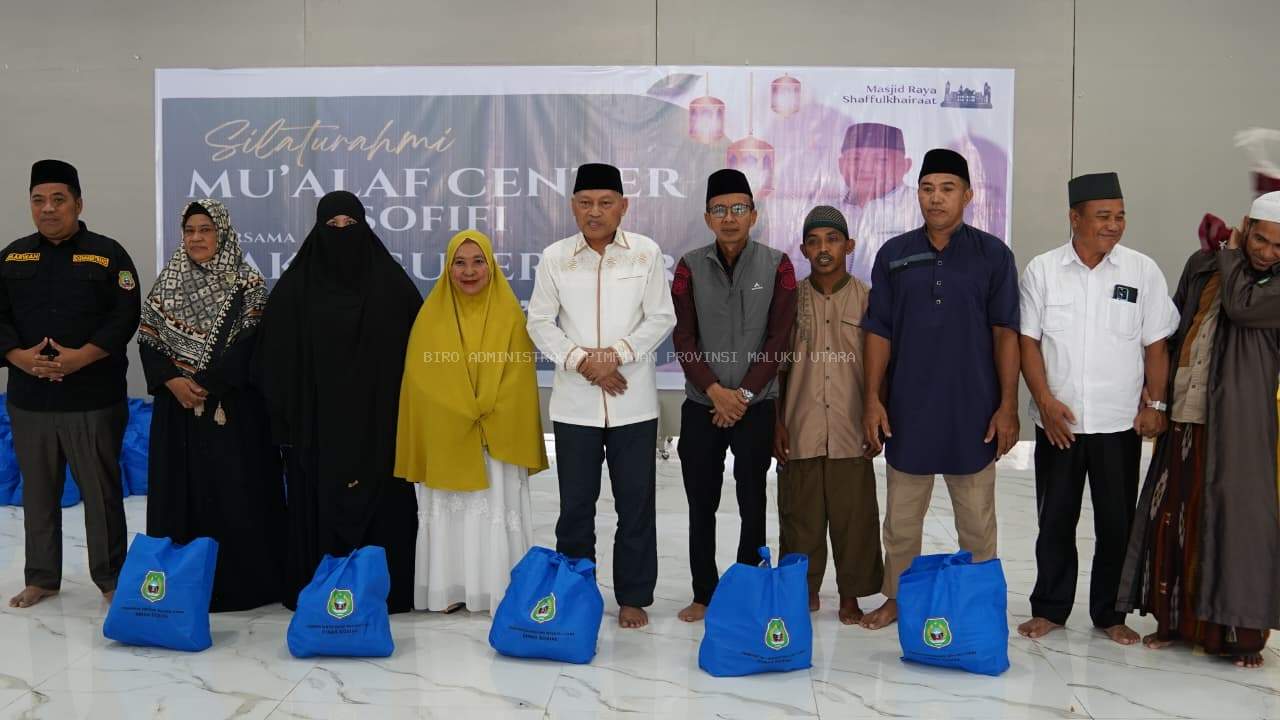 Silaturahmi di Masjid Shafful Khairat, Wagub Malut Salurkan Zakat dan Bansos Untuk 100 Penerima Manfaat