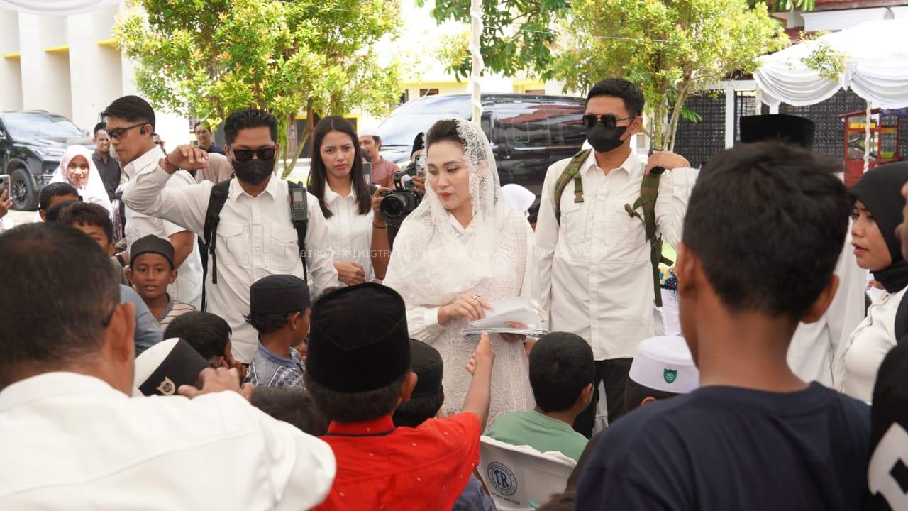 Iduladha di Kediaman: Momen Haru Warga Bertemu Gubernur Sherly dan Wagub Sarbin