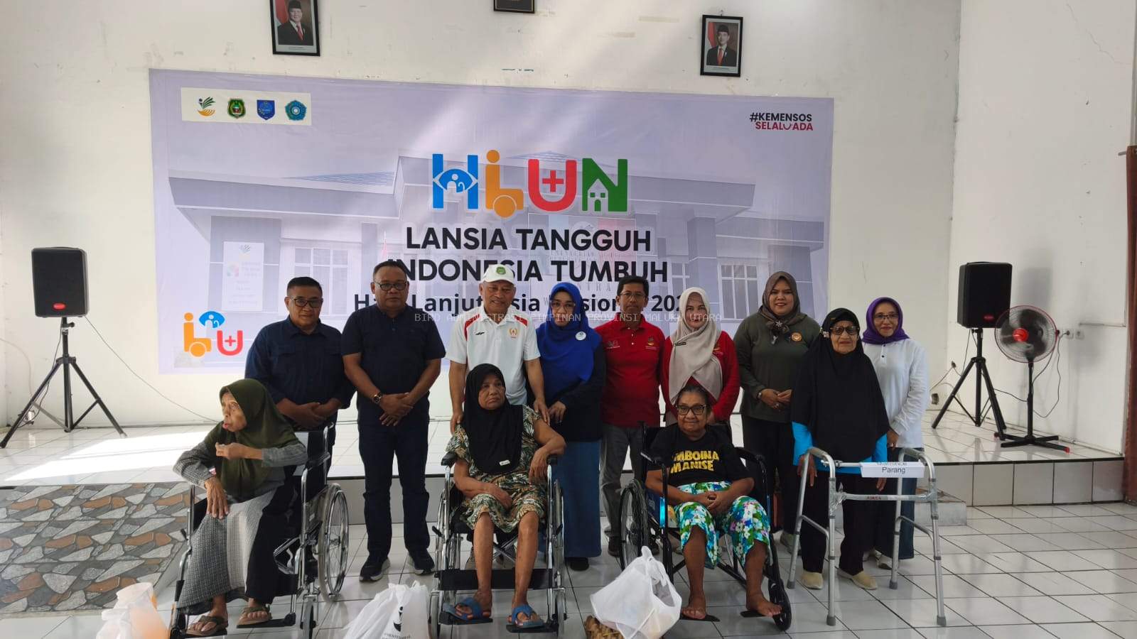 Wagub Serahkan Bantuan ke Para Lansia di Acara Puncak HLUN Maluku Utara